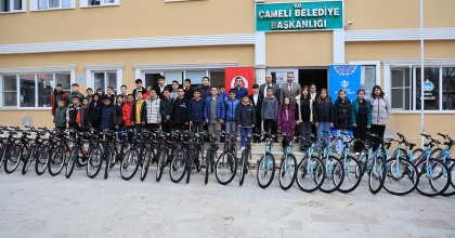 CAMİYE GİDEN ÇOCUKLAR BİSİKLETLE ÖDÜLLENDİRİLDİ