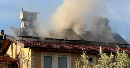 ÇATIDA ÇIKAN YANGIN EVİ SARDI