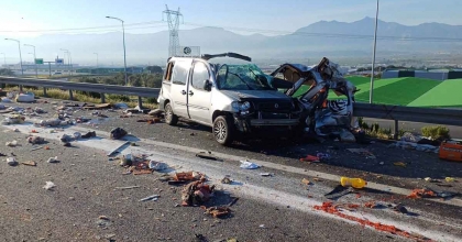 ÇIKIŞI KAÇIRIP GERİ GELEN ARACA KAMYON ÇARPTI