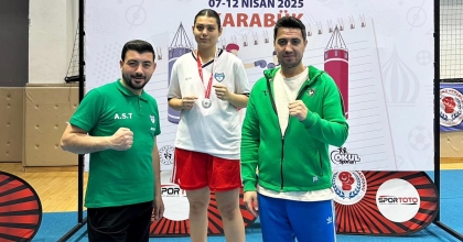 DENİZLİLİ GÜMÜŞ YUMRUK ÖĞRENCİ