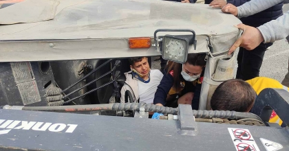 DEVRİLEN FORKLİFTİN ALTINDA KALAN İŞÇİ YARALANDI