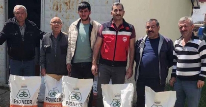 DUMLUPINAR’DA ÇİFTÇİLERE YAĞLIK AY ÇİÇEĞİ VE FASULYE TOHUMU DAĞITILDI