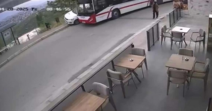 ESHOT OTOBÜSÜ, PARK HALİNDEKİ OTOMOBİLE ÇARPTI