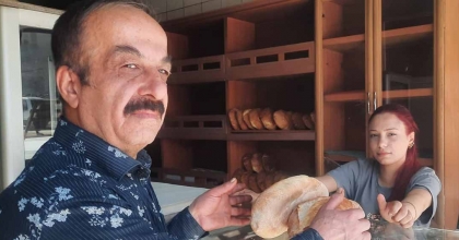 EKMEĞİ SİMİTTEN UCUZA SATTI, VATANDAŞLAR BÜYÜK İLGİ GÖSTERDİ