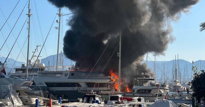 FETHİYE'DEKİ YANGINDA MOTORYAT VE 3 TEKNE ALEVLERE TESLİM OLDU