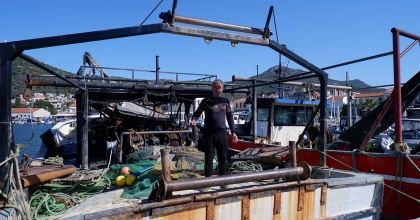 FOÇA'DA BALIKÇI BARINAĞINDA YANGIN: 3 TEKNE HASAR GÖRDÜ