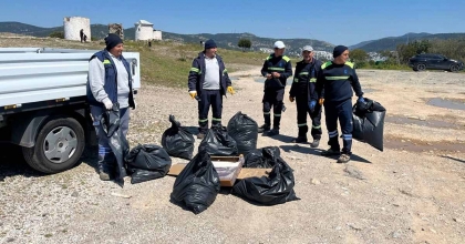GÜMBET’TE 2 BİN 250 KİLOGRAM ATIK TOPLANDI