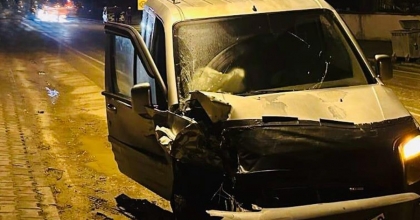 HAFİF TİCARİ ARAÇ TRAKTÖRLE ÇARPIŞTI, 2 KİŞİ YARALANDI