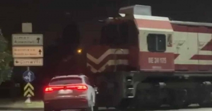 HEMZEMİN GEÇİTTE TREN İLE OTOMOBİL ÇARPIŞTI