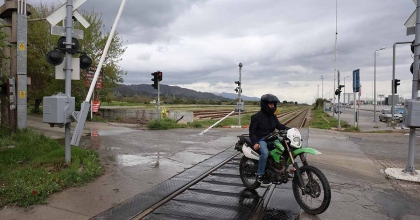 HEMZEMİN GEÇİTTEKİ ARIZALI BARİYER TEHLİKE SAÇIYOR