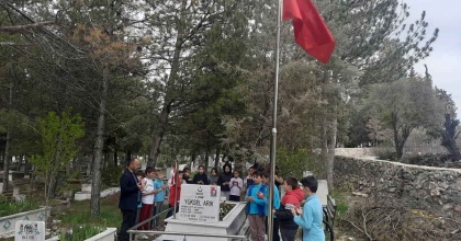 HİSARCIK’TA MİNİK ÖĞRENCİLER ŞEHİTLERİ UNUTMADI