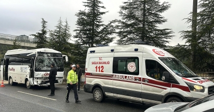 İKİ İŞÇİ SERVİS ARACI ÇARPIŞTI: 1'İ SÜRÜCÜ 20 KİŞİ YARALANDI