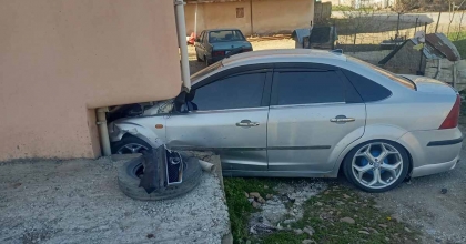 İKİ OTOMOBİLİN ÇARPIŞTIĞI KAZADA 4 KİŞİ YARALANDI