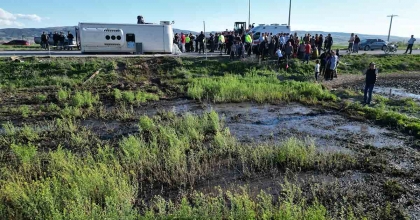 İŞÇİ SERVİSİ İLE OTOMOBİL ÇARPIŞTI: 12 YARALI