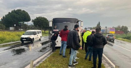 İŞÇİ TAŞIYAN SERVİS ARACI ORTA REFÜJE ÇIKTI