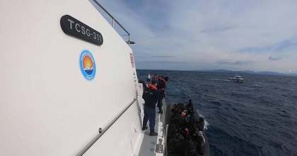 İZMİR AÇIKLARINDA 41 DÜZENSİZ GÖÇMEN YAKALANDI
