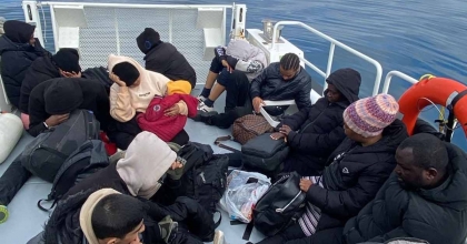 İZMİR AÇIKLARINDA 50 DÜZENSİZ GÖÇMEN YAKALANDI