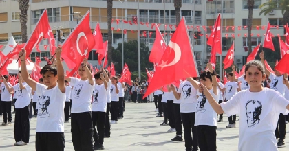 İZMİR'DE 23 NİSAN KUTLAMALARINDAN RENKLİ GÖRÜNTÜLER