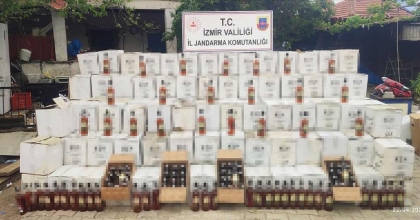 İZMİR'DE 3 BİN 142 ŞİŞE KAÇAK İÇKİ ELE GEÇİRİLDİ