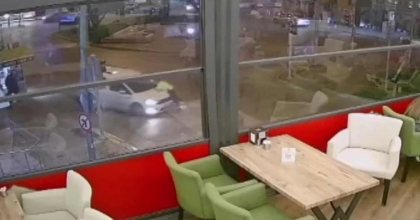 İZMİR'DE ALKOLLÜ SÜRÜCÜ, POLİSİ KAPUTTA SÜRÜKLEDİ