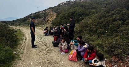 İZMİR'DE DÜZENSİZ GÖÇMEN MESAİSİ