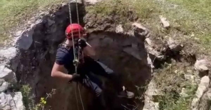 İZMİR'DE KUYUYA DÜŞEN KUZU KURTARILDI