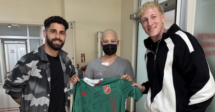 KARŞIYAKALI OYUNCULARDAN LÖSEMİ HASTASI TARAFTARA DUYGULANDIRAN ZİYARET