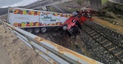 KAZA YAPIP TREN YOLUNA DÜŞEN TIR NEDENİYLE SEFERLER 3 SAAT AKSADI