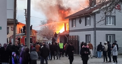 KÜTAHYA’DA YANAN EV KULLANILAMAZ HALE GELDİ