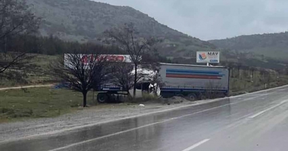 KAYARAK KONTROLDEN ÇIKAN TIRIN SÜRÜCÜSÜ YARALANDI