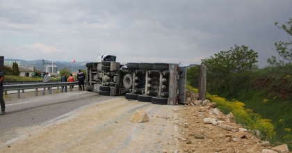 KULA’DA TIR İLE OTOMOBİL ÇARPIŞTI: KAZA UCUZ ATLATILDI