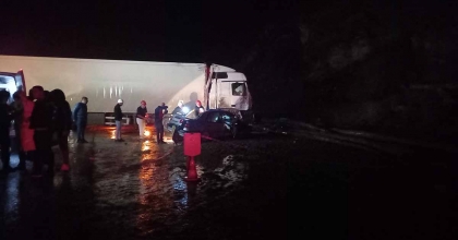 KÜTAHYA'DA TIR, OTOMOBİLİN ÜZERİNE DEVRİLDİ: 1 ÖLÜ, 1 YARALI