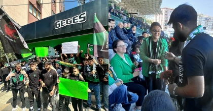 MAÇA GELEN KADINLARA ÇİÇEK DAĞITTILAR