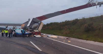  MANİSA'DA RÜZGAR TÜRBİNİ PERVANESİ TAŞIYAN TIR KAZAYA KARIŞTI