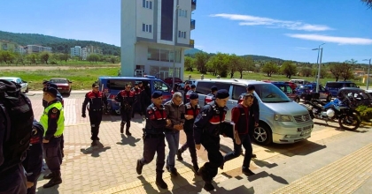 MİRAS KAVGASINDA KARDEŞİNİ VE YENGESİNİ ÖLDÜREN AĞABEY ADLİYEYE SEVK EDİLDİ