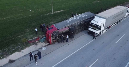 MANDALİNA YÜKLÜ TIR DEVRİLDİ, 2 KİŞİ YARALANDI