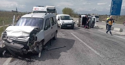 MANİSA’DA KAMYONETLER ÇARPIŞTI: 6 KİŞİ ÖLÜMDEN DÖNDÜ