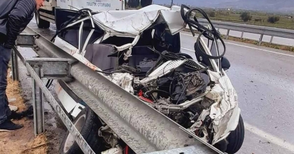 MANİSA'DA OTOMOBİL İLE KAMYON ÇARPIŞTI: 5 YARALI