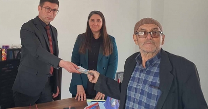 PARASINI KAYBEDEN YAŞLI ADAMA ZABITA EKİPLERİ YETİŞTİ