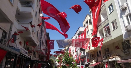 MARMARİS’İN '23 NİSAN DEDE'Sİ YİNE SOKAKLARI BAYRAKLA DONATTI