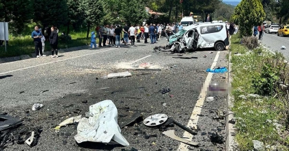 MARMARİS'TE KARAYOLU SAVAŞ ALANINA DÖNDÜ: 1 ÖLÜ, 4 YARALI