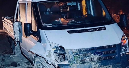 MENFEZ DUVARINA ÇARPAN KAMYONETTE 4 KİŞİ YARALANDI