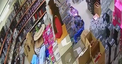 MİLAS’TAKİ HIRSIZLIK ANI GÜVENLİK KAMERASINA YANSIDI