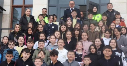 MİNİKLER POLİS HAFTASINI ÇİÇEKLERLE KUTLADI
