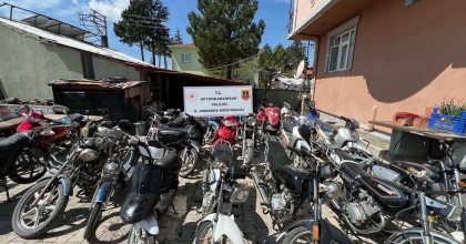 MOTOSİKLETLERİN ŞASİ NUMARALARI DEĞİŞTİRİP SATAN TAMİRCİ YAKALANDI