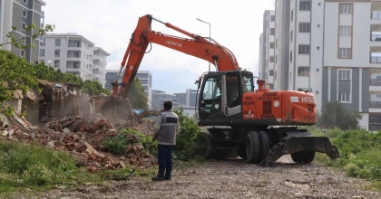 NAZİLLİ'DE TEHLİKE OLUŞTURAN 10 METRUK BİNA YIKILDI