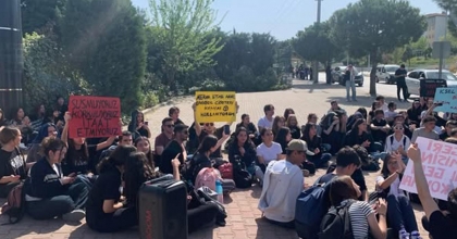 ÖĞRENCİLER ÖĞRETMENLERİNİ GERİ İSTİYOR