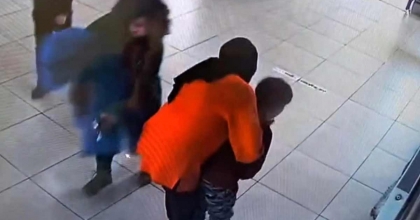 ÖĞRETMEN ÖĞRENCİYİ HEİMLİCH MANEVRASIYLA KURTARDI