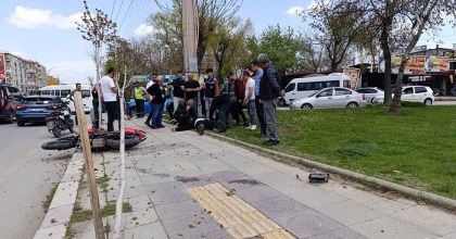OTOMOBİL İLE MOTOSİKLET ÇARPIŞTI: 1 YARALI