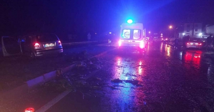 OTOMOBİLİN TRAKTÖRLE ÇARPIŞTIĞI KAZADA 5 KİŞİ YARALANDI